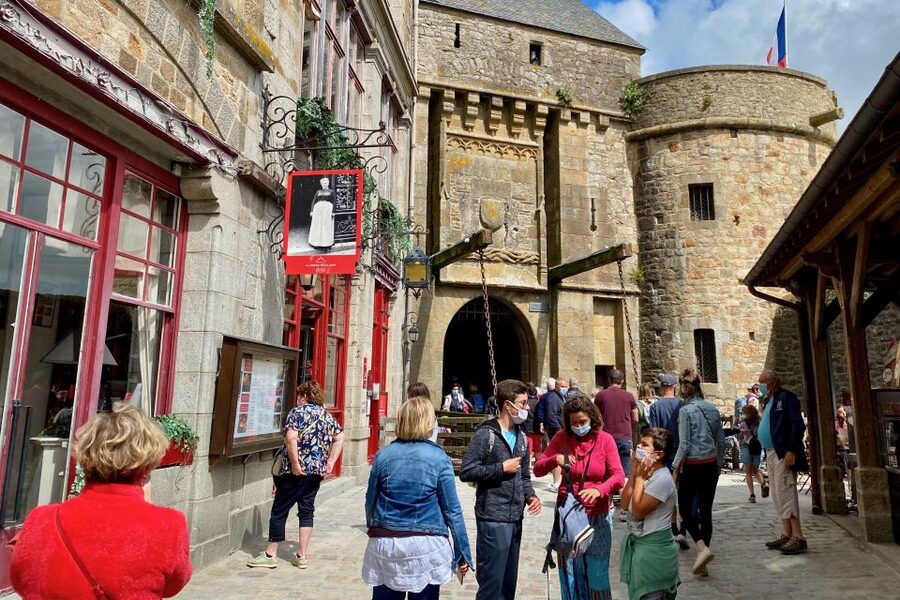 2-day Private D-Day Mont Saint-Michel 3 Castles by Mercedes - Paris to Chambord, a strong start at 7:30