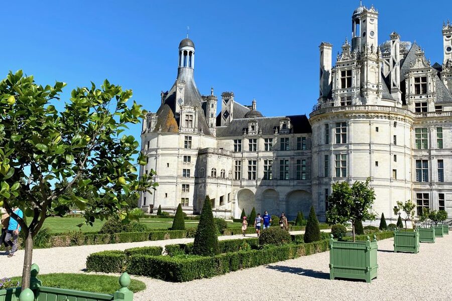 2-day Private Top 6 Loire Valley Castles from Paris Mercedes - Lunch and royal rooms in Amboise