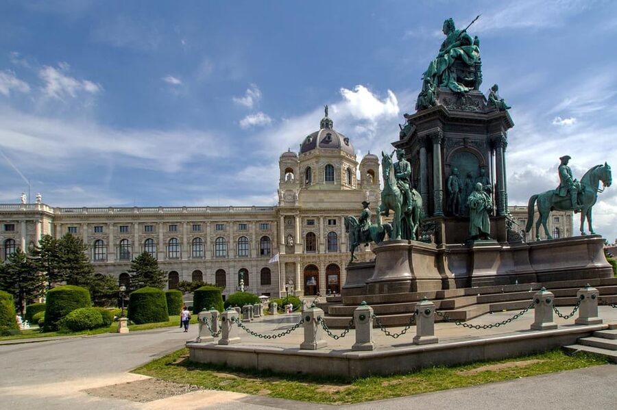 3 hour private tour in Vienna by private car - Seeing Vienna from the Ringstrasse
