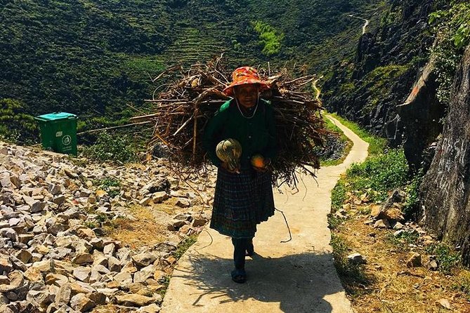 3D2N PRIVATE CAR TOUR + ENGLISH SPEAKING DRIVER (Private rooms) - Day 2: Dong Van, Ma Pi Leng Pass, and Du Gia