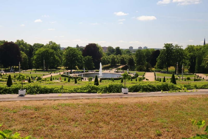 5h Potsdam private tour with Guide, Chauffeur & Photographer - The vehicle, pace, and group size