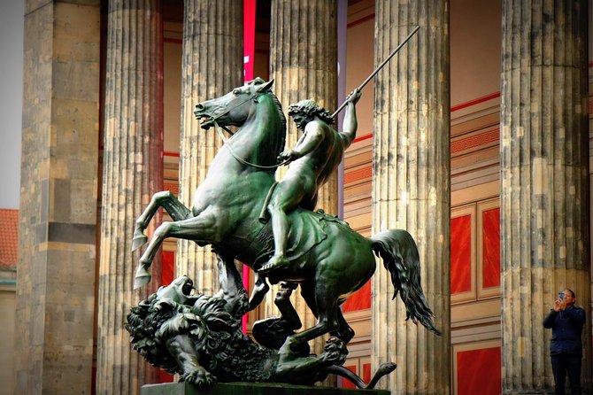 5hours: Guide, Chauffeur & Photographer in Berlin private Tour - Gendarmenmarkt and the center of old Berlin