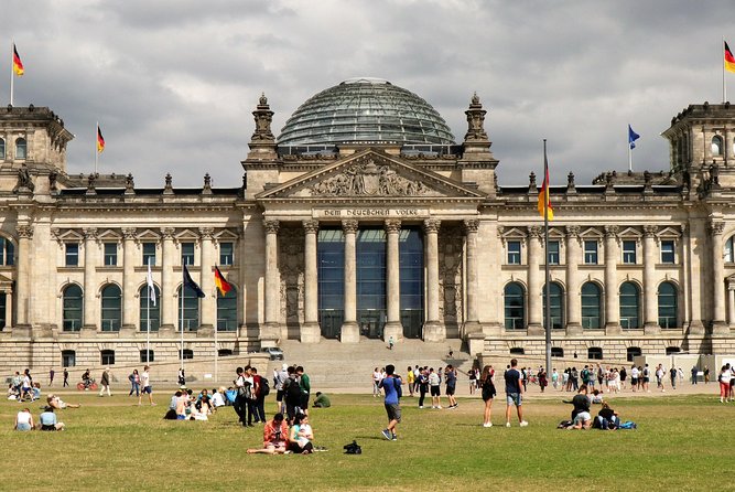 5hours: Guide, Chauffeur & Photographer in Berlin private Tour - West Berlin: Kudamm, KaDeWe, and Charlottenburg
