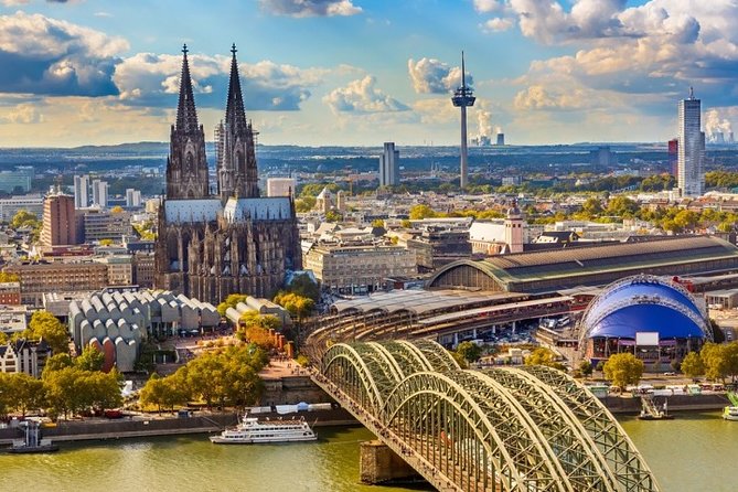 Airport Transfer: Airport DUS to Dusseldorf by Luxury Car - A calm start at Düsseldorf Airport