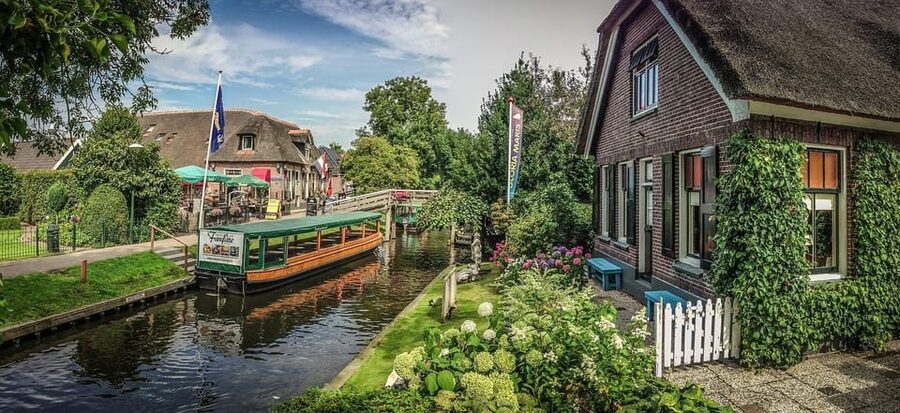 Amsterdam: Explore Giethoorn in a Private Tour with Driver - Lunch and the Giethoornsche Lake cruise