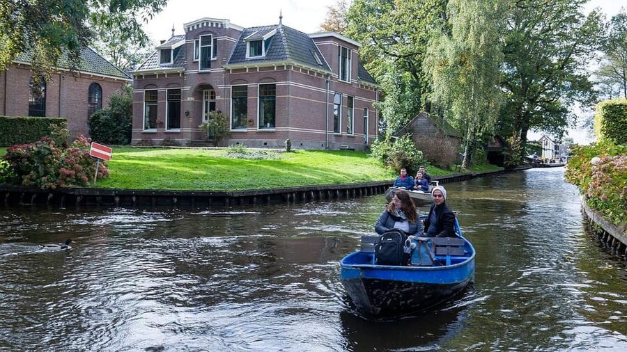 Amsterdam: Explore Giethoorn in a Private Tour with Driver - What the private driver adds