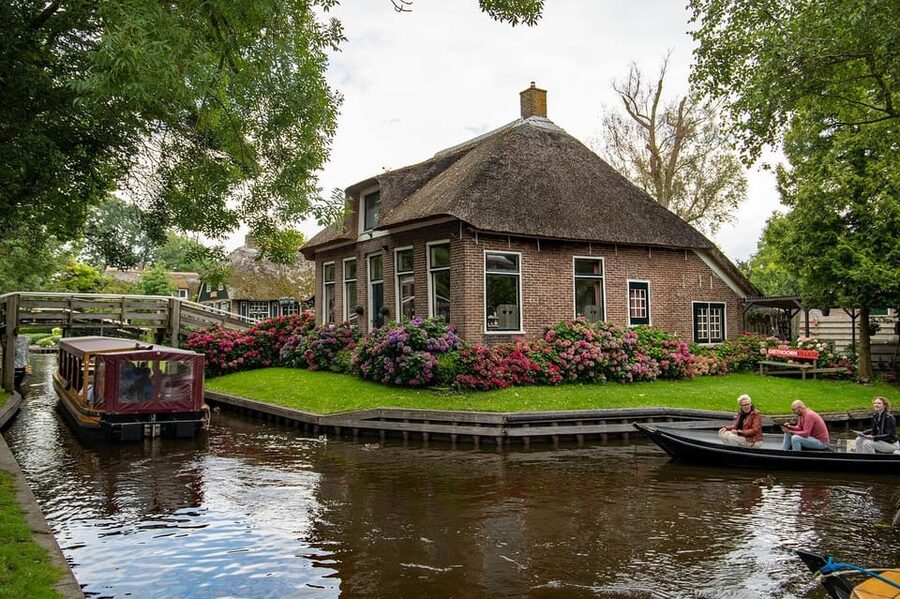Amsterdam: Explore Giethoorn in a Private Tour with Driver - Who should choose this Giethoorn outing?