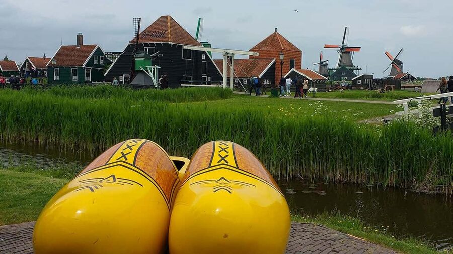 Amsterdam: Explore Zaanse Schans: Half-Day Luxury Coach Trip - Exploring the windmills with a map