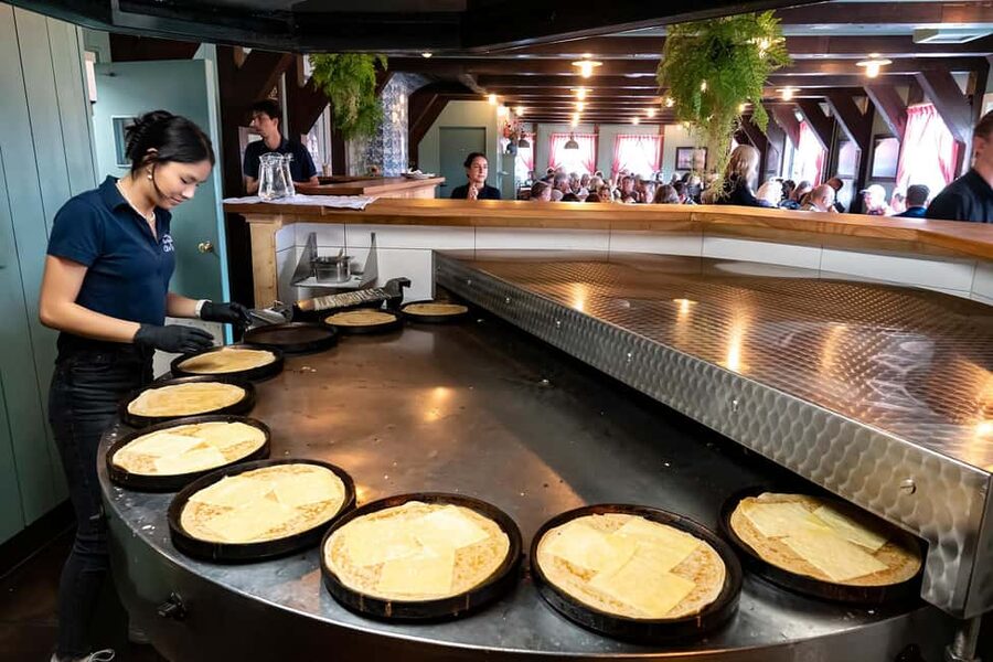 Amsterdam: Explore Zaanse Schans: Half-Day Luxury Coach Trip - Cheese making and tasting