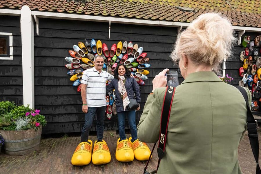 Amsterdam: Explore Zaanse Schans: Half-Day Luxury Coach Trip - Watching wooden clogs being made