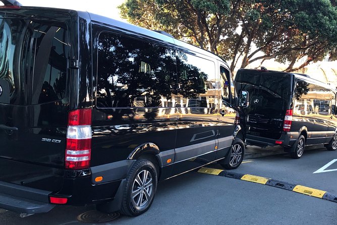 Auckland CBD to Airport Transfer | Mercedes Benz - Flight tracking and waiting time