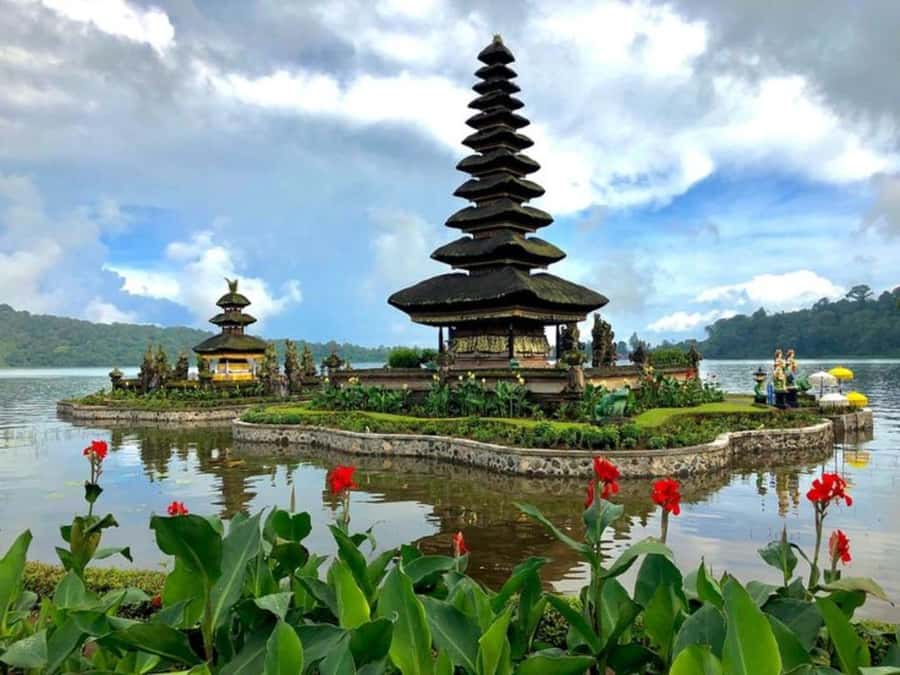 Bali: Green and Heritage West Trip Private Tour, Luxury Car - Ulun Danu brings you to Lake Bratan