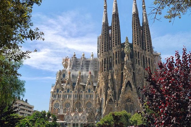 Barcelona Highlights Private Tour with Driver and Official Guide - A fast, personal introduction to Barcelona