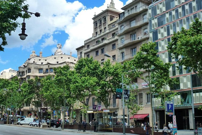 Barcelona Highlights Private Tour with Driver and Official Guide - Las Ramblas and La Boqueria