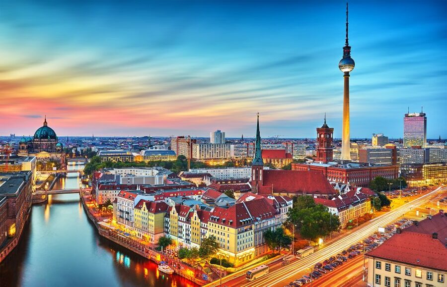 Berlin: Scenic Guided Tour by Private Car for 2, 3, 6 Hours - Checkpoint Charlie and the Berlin Wall