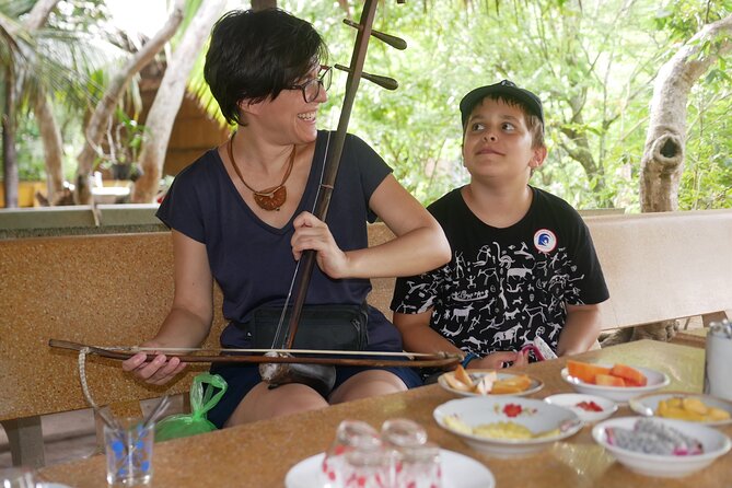 BIG BOSS private LIMOUSINE DAY TRIP TO MEKONG DElTA - A short small-boat ride through the waterways