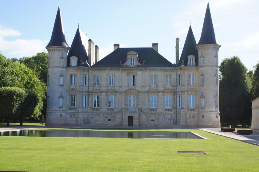 Bordeaux: Medoc tour in a small group (Luxury Mercedes EQV) - Guides make the difference