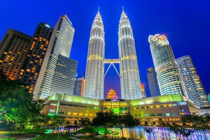 ~Chauffeur: Johor Bahru to Singapore Van Transfer - The border crossing, where the timing can change