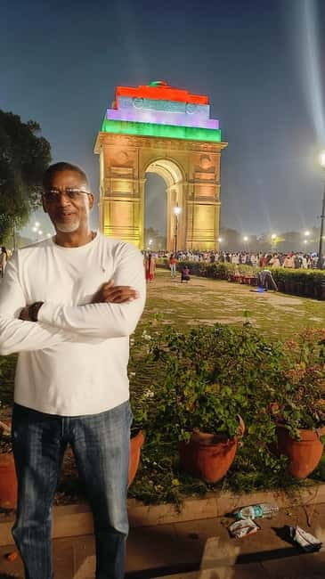 Delhi : Nightlife Tour with private car, guide & driver - Connaught Place: start with Delhi street food