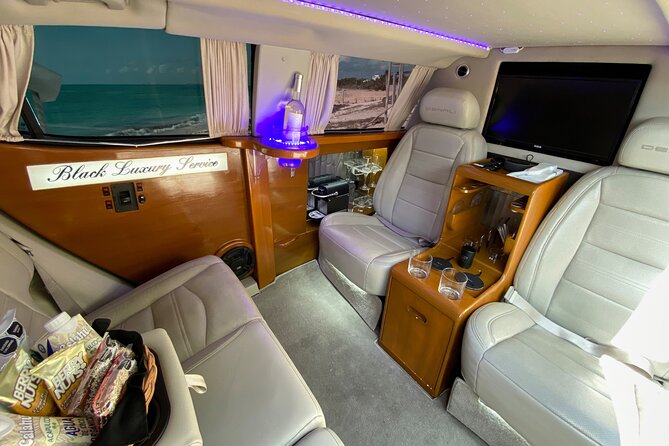 Deluxe GMC Limousine from CUN Airport to Cancun Hotel Zone - What the limousine ride includes