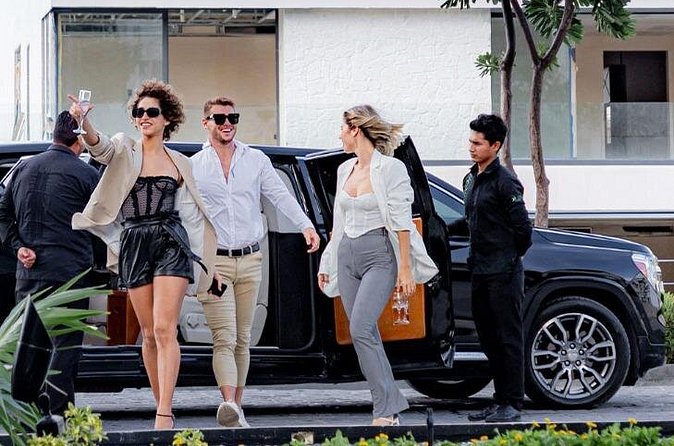 Deluxe Limousine GMC from Cancun Airport - Is the limousine worth more than a shared van?