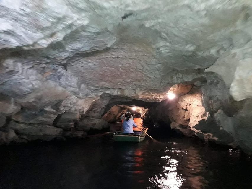 Friendly Travel: Hoa Lư/ Trang An/ Mua Cave - Limousine Car - The limousine ride from Hanoi
