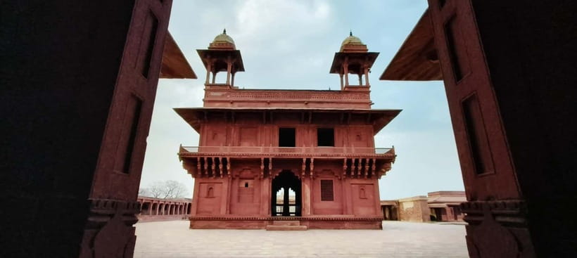From Agra : Fatehpur Sikri Sightseeing by Private Car - What the two-hour guided visit feels like