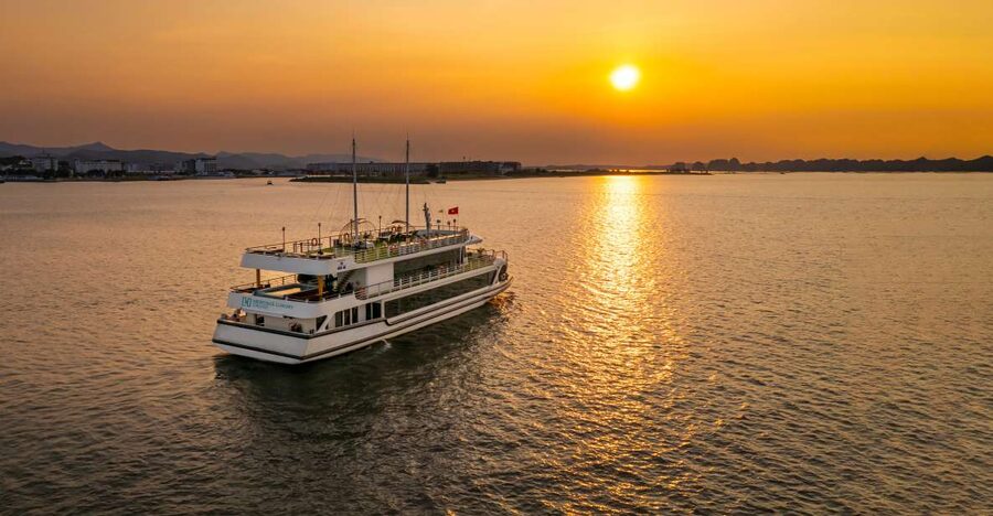 From Hanoi: 1-Day Halong 5-Star Cruise w/Jacuzzi & Limousine - The limousine ride from Hanoi Old Quarter