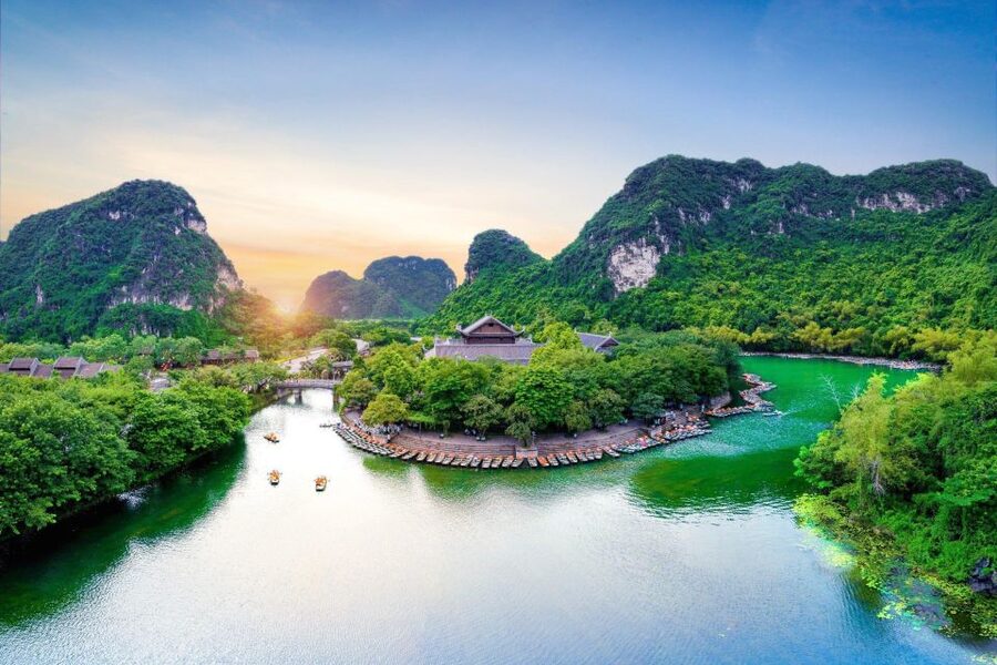 From Hanoi: Ninh Binh, Hoa Lu, Tam Coc, & Mua Cave Day-Trip - Mua Cave and the climb to Lying Dragon Mountain