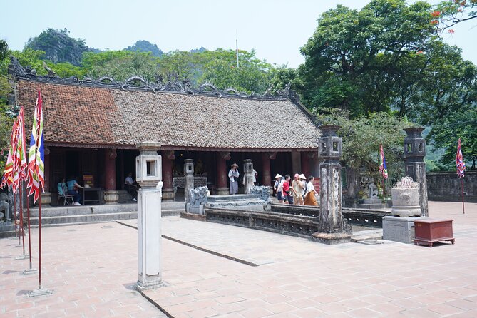 Full Day Hoa Lu/Tam Coc/ Mua Cave Tour by Limousine Bus - A local lunch with goat meat and vegetarian choices