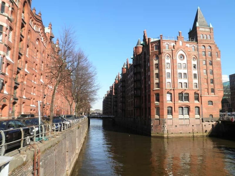 Hamburg: Exclusive Tour by Limousine with Chauffeur - Why a private car works well in Hamburg