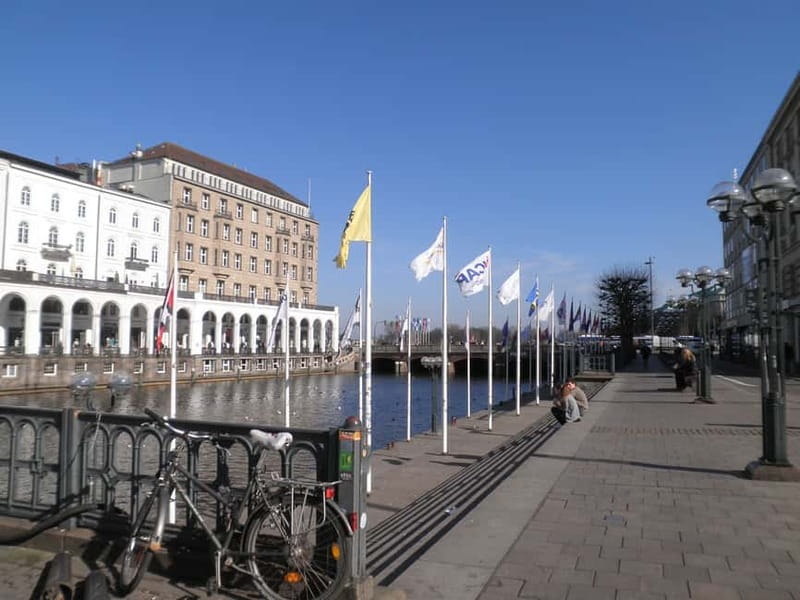 Hamburg: Exclusive Tour by Limousine with Chauffeur - Crossing the Köhlbrand Bridge