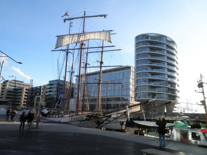 Hamburg: Exclusive Tour by Limousine with Chauffeur - Blankenese, beach coffee, and the western Elbe
