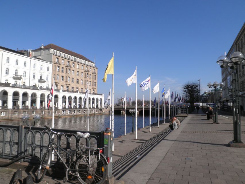 Hamburg: Exclusive Tour by Limousine with Chauffeur - What three hours really gets you