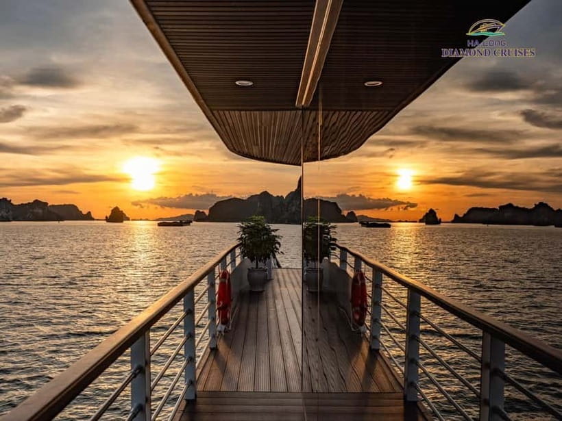 Hanoi:Best 5-Star Ha Long 1 Day Tour with limousine transfer - A long day from Hanoi to the limestone towers