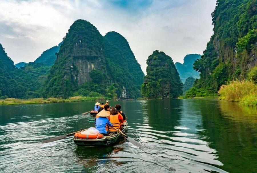 Hanoi: Full-Day Hoa Lu - Trang An & Mua Cave by Limousine - Hoa Lu and the story of Vietnam’s early capital