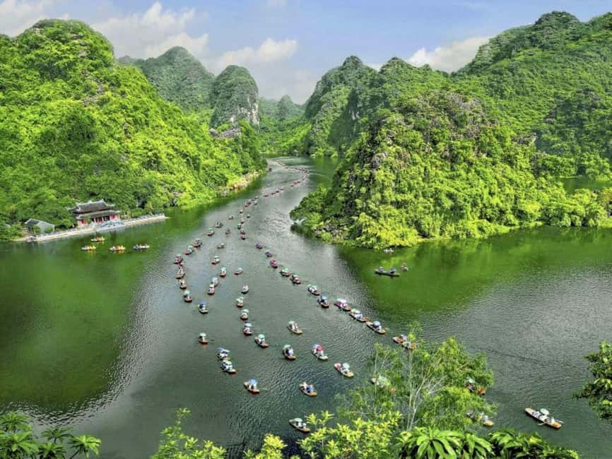 Hanoi: Full-Day Hoa Lu - Trang An & Mua Cave by Limousine - Rowing through Trang An’s cave network