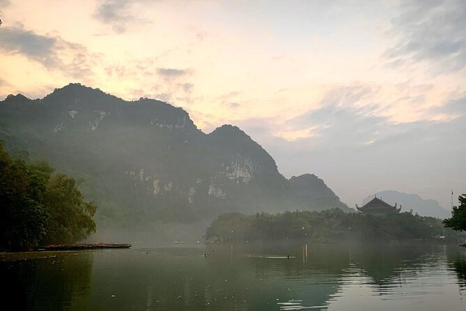 Hoa Lu - Tam Coc - Mua Cave Full Day - LIMOUSINE - Tam Coc by bamboo boat