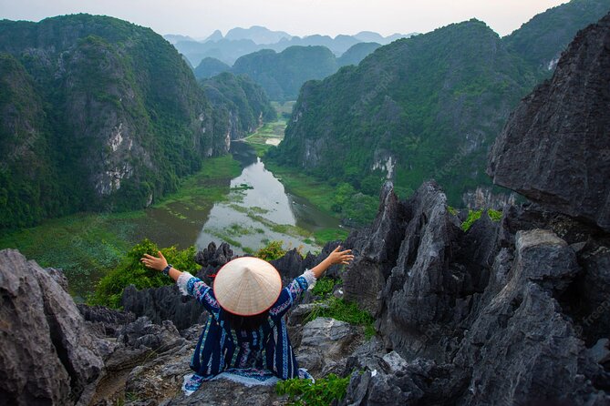 Hoa Lu Trang An and Mua Cave by Limousine from Hanoi - What the $39.75 price really includes
