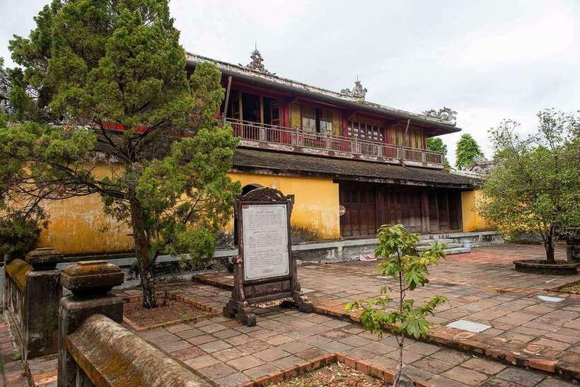 Hue Car Rental with Driver for Transfer Trip and Sightseeing - Who should book this Central Vietnam car service?