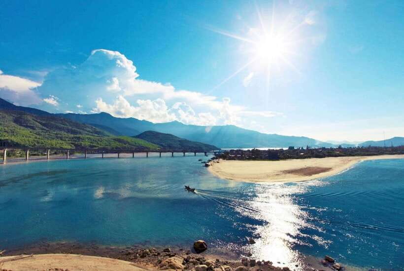 Hue : Private Car to Hoi An via HaiVan pass & City of Ghosts - Driver, vehicle, and what is included