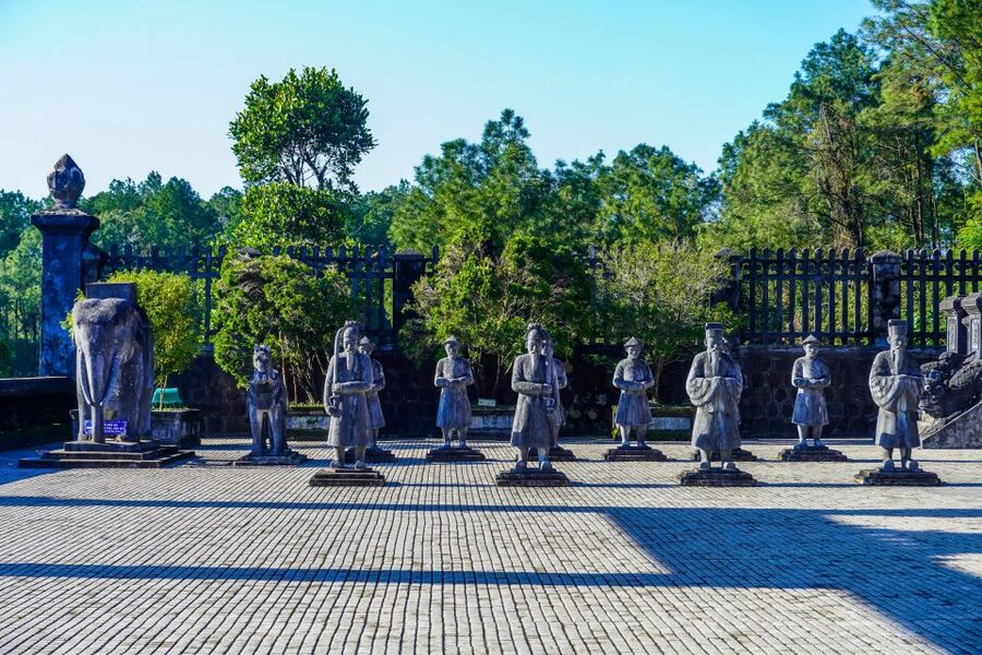 Hue: Royal Tombs & Imperial City Tour by Private Car - Thuy Tien Lake, an unusual optional stop