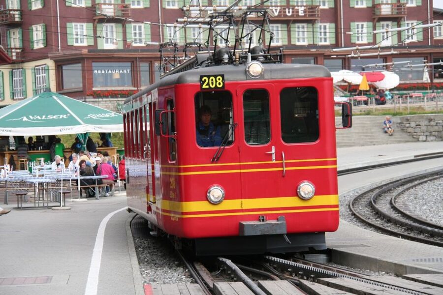Interlaken: Highlights Tour with a Local by Private Car - Who should book this Interlaken tour?