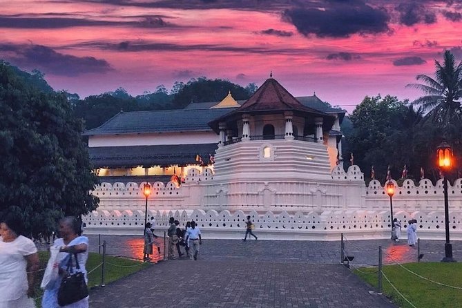Kandy City guide Tour and day trip private luxury car and van - A practical way to see Kandy in one day