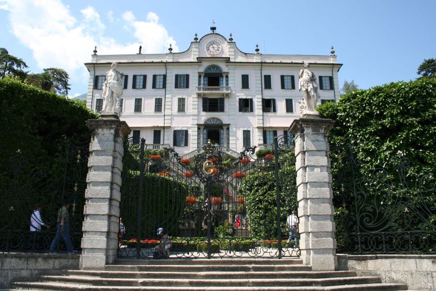 Lake Como: Highlights Tour with a Local by Private Car - Como city gives you an easy starting point