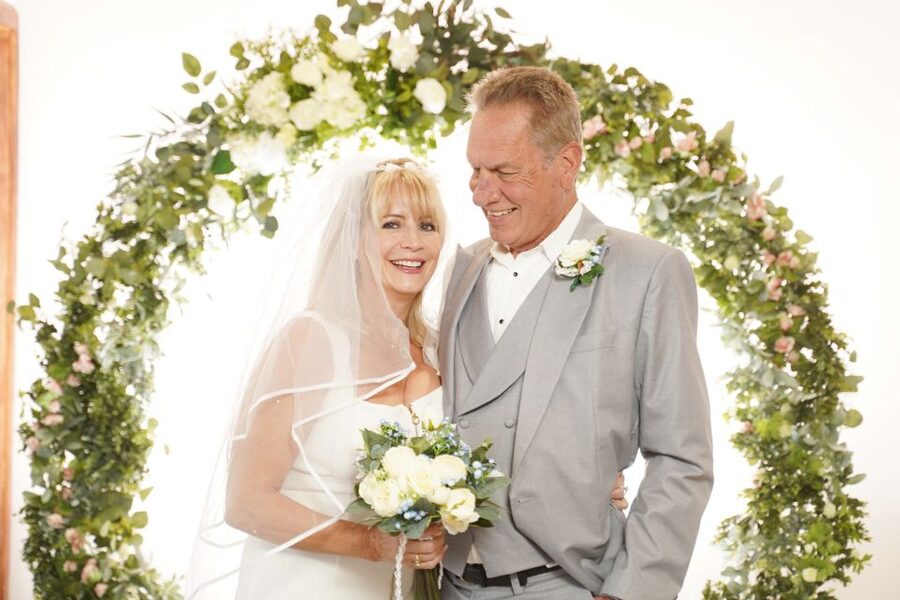 Las Vegas: Elvis Themed Wedding with Limousine - The price needs a careful calculation