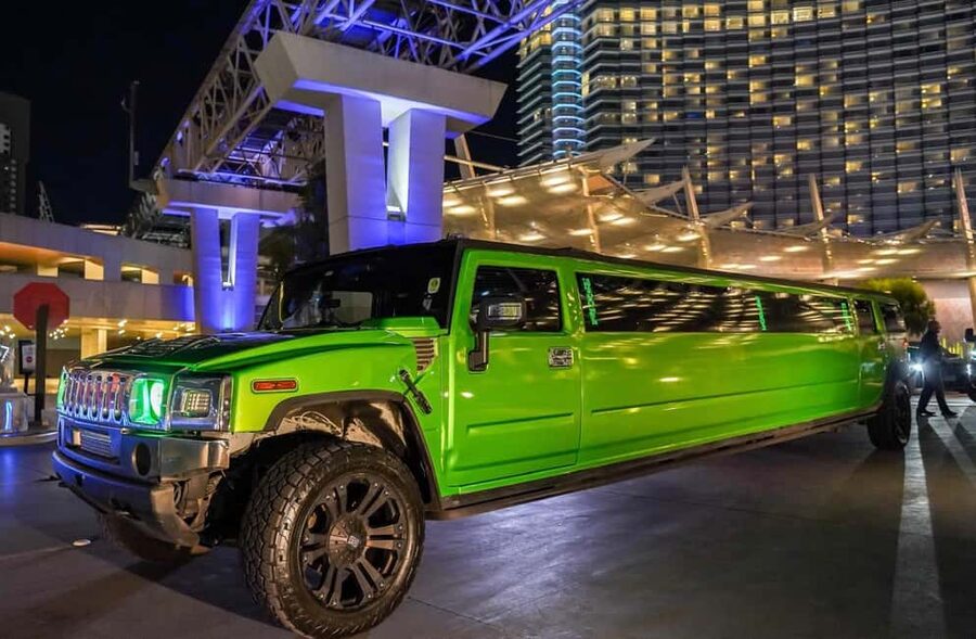 Las Vegas Limo Tour with Champagne and Nightclub Entry - A one-hour ride through the Strip and Downtown