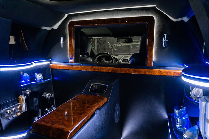 Lincoln Strecth Limo from Costa Mujeres to Cancun Airport - Who will enjoy this transfer most?