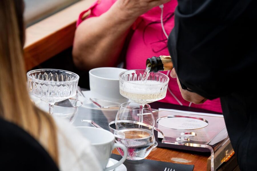 London: Traditional Afternoon Tea Tour in a Luxury Coach - Trafalgar Square and Piccadilly Circus