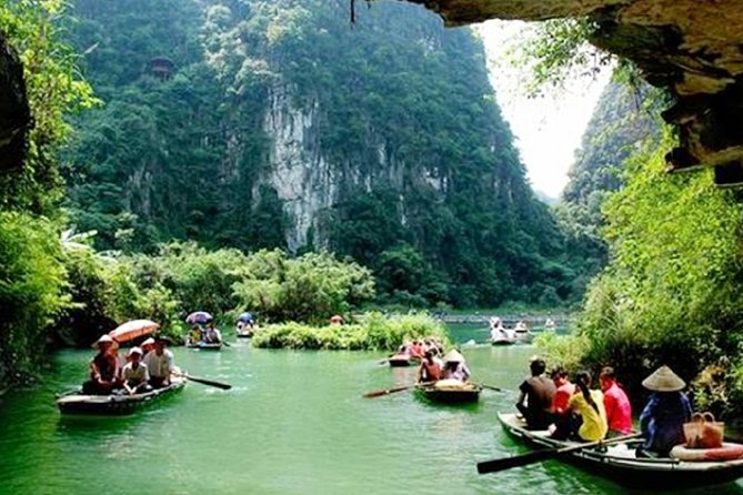 Luxury Hoa Lu Trang An Mua Cave Amazing View - Small Group Tour - Limousine Bus - Rowing through the Trang An caves